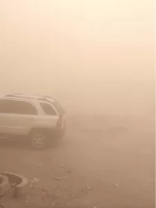 اخبار اليمن اليوم : عمران تشهد انتشارًا كثيفًا للغبار وشمسًا حارقة في مديرية قفلة عذر