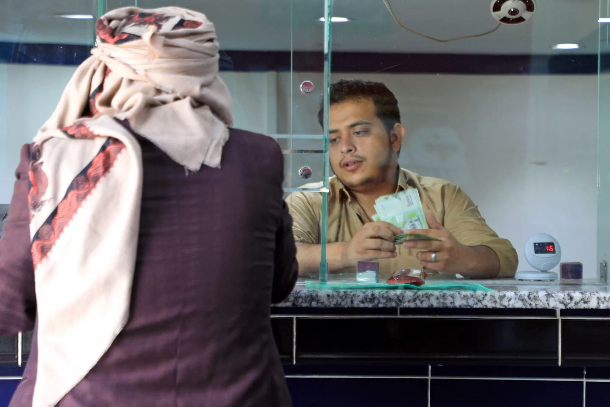 أزمة العملة في اليمن تتفاقم: 5 أسباب وراء التراجع الحاد للريال اليمني مقابل الدولار والسعودي