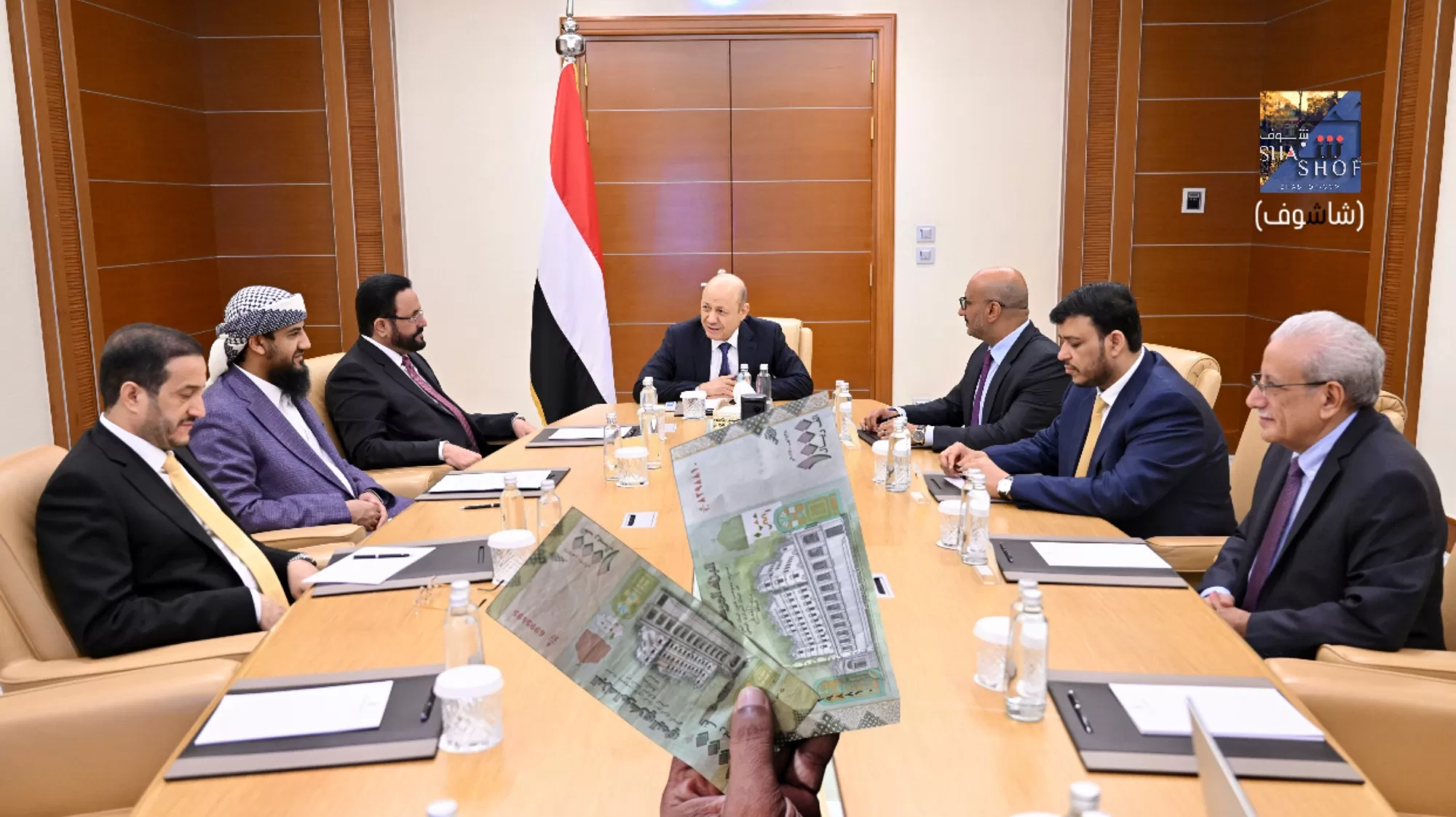 مجلس القيادة الرئاسي يضع توحيد العملة اليمنية كأولوية في أي حوار اقتصادي بين عدن وصنعاء