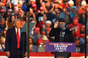 خيانة الدم: كيف حول فيروس غامض إيلون ماسك من بطل ديمقراطي إلى ملك للجمهوريين؟ القصة كامله