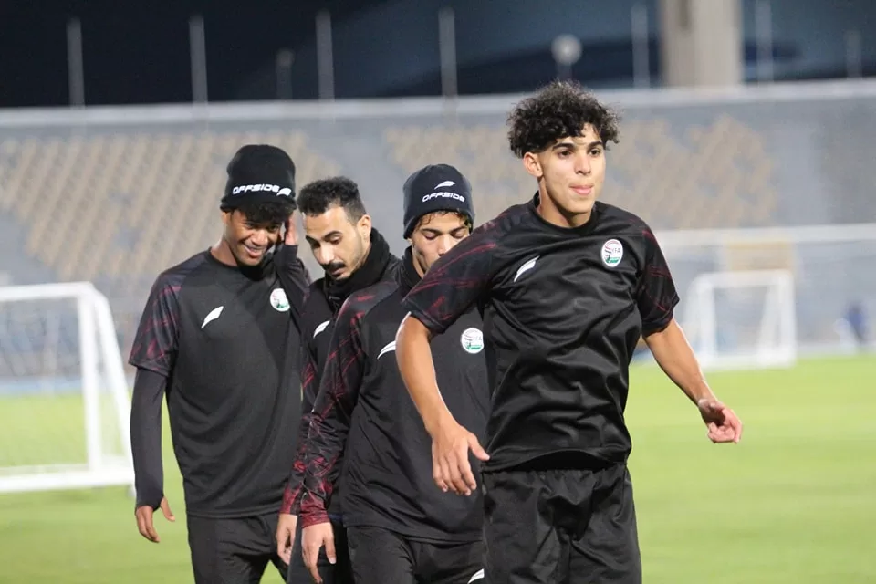 شاهد منتخب اليمن يواصل التحضيرات لمواجهة العراق في خليجي 26 بالكويت