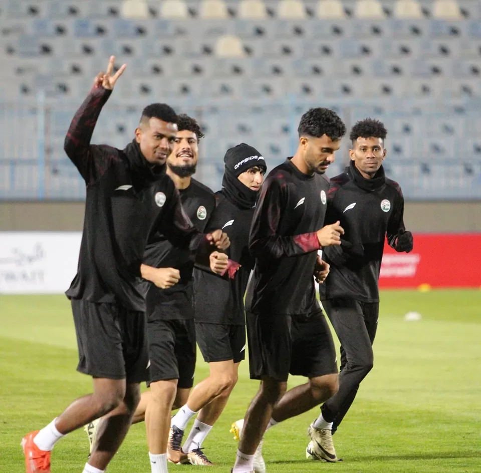 شاهد منتخب اليمن يواصل التحضيرات لمواجهة العراق في خليجي 26 بالكويت