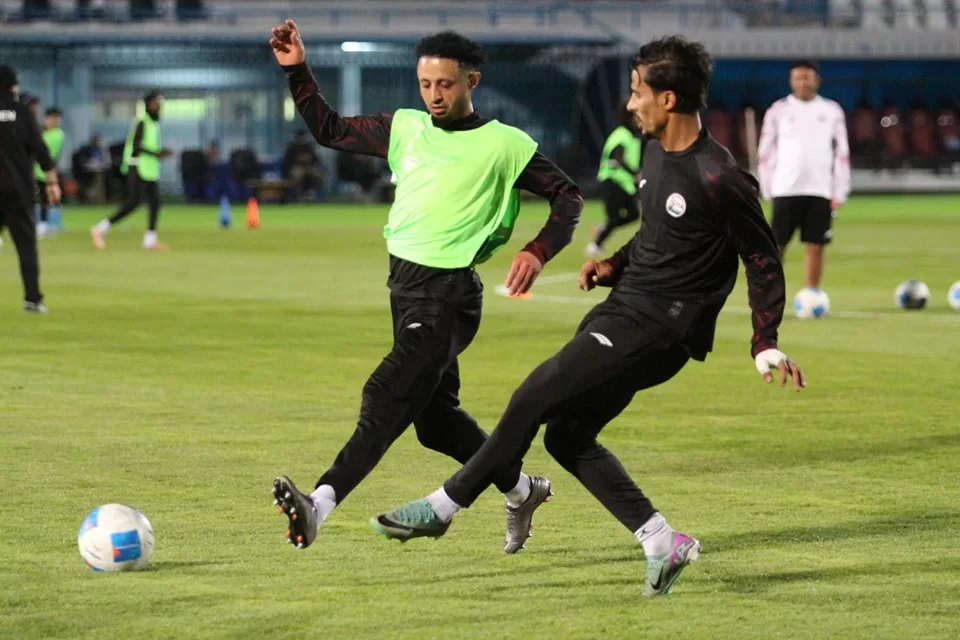 شاهد منتخب اليمن يواصل التحضيرات لمواجهة العراق في خليجي 26 بالكويت