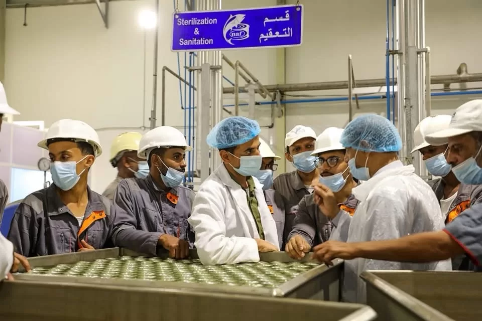 قرارات استئناف عمل مصانع طحن الأسماك تثير الجدل في حضرموت والمهرة