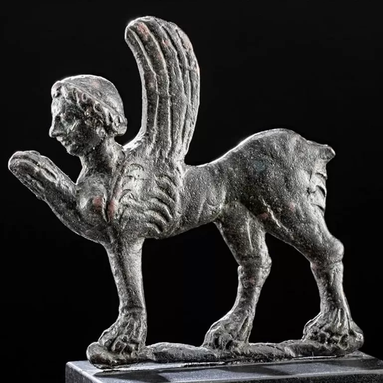 آثار يمنية نادرة تُعرض الان في مزادات عالمية للبيع في ديسمبر.. خسارة كبيرة للتراث الوطني