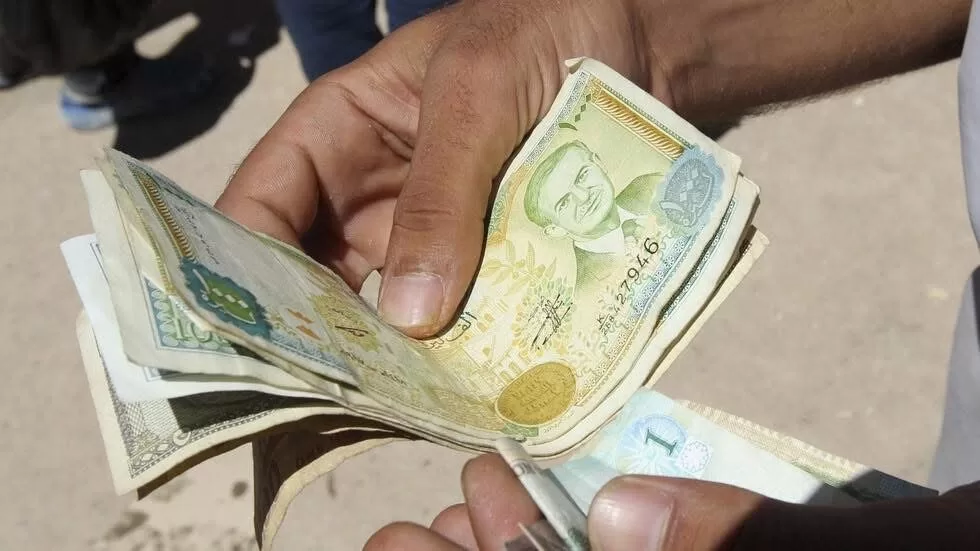 الليرة السورية تتعافى بشكل طفيف: انخفاض ملحوظ في سعر الصرف بالسوق السوداء