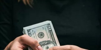 كاك بنك يصرف رواتب ثلاثة أشهر دفعة واحدة.. النازحين الزراعيين في مأرب