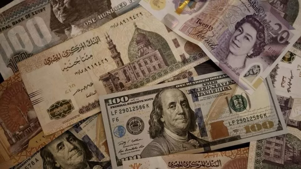 الدولار يكسر حاجز الـ51 جنيهاً في مصر.. الحكومة تتدخل لضبط الأسواق الأسباب والتأثيرات