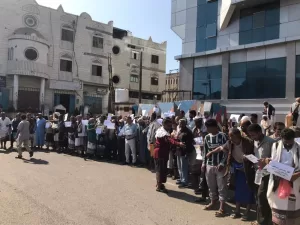 موظفو الرقابة والمحاسبة في عدن وحضرموت يطالبون برفع الرواتب وتحسين أوضاعهم المعيشية