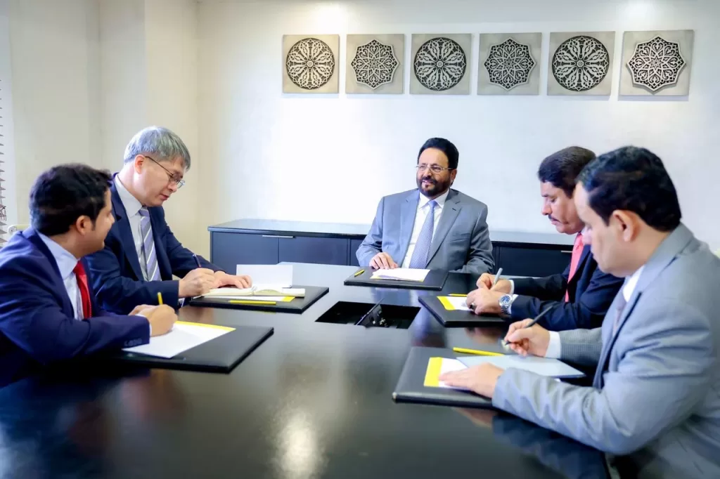 عضو المجلس الرئاسي سلطان العرادة يدعو كوريا الجنوبية لدعم التنمية والاستثمار في اليمن
