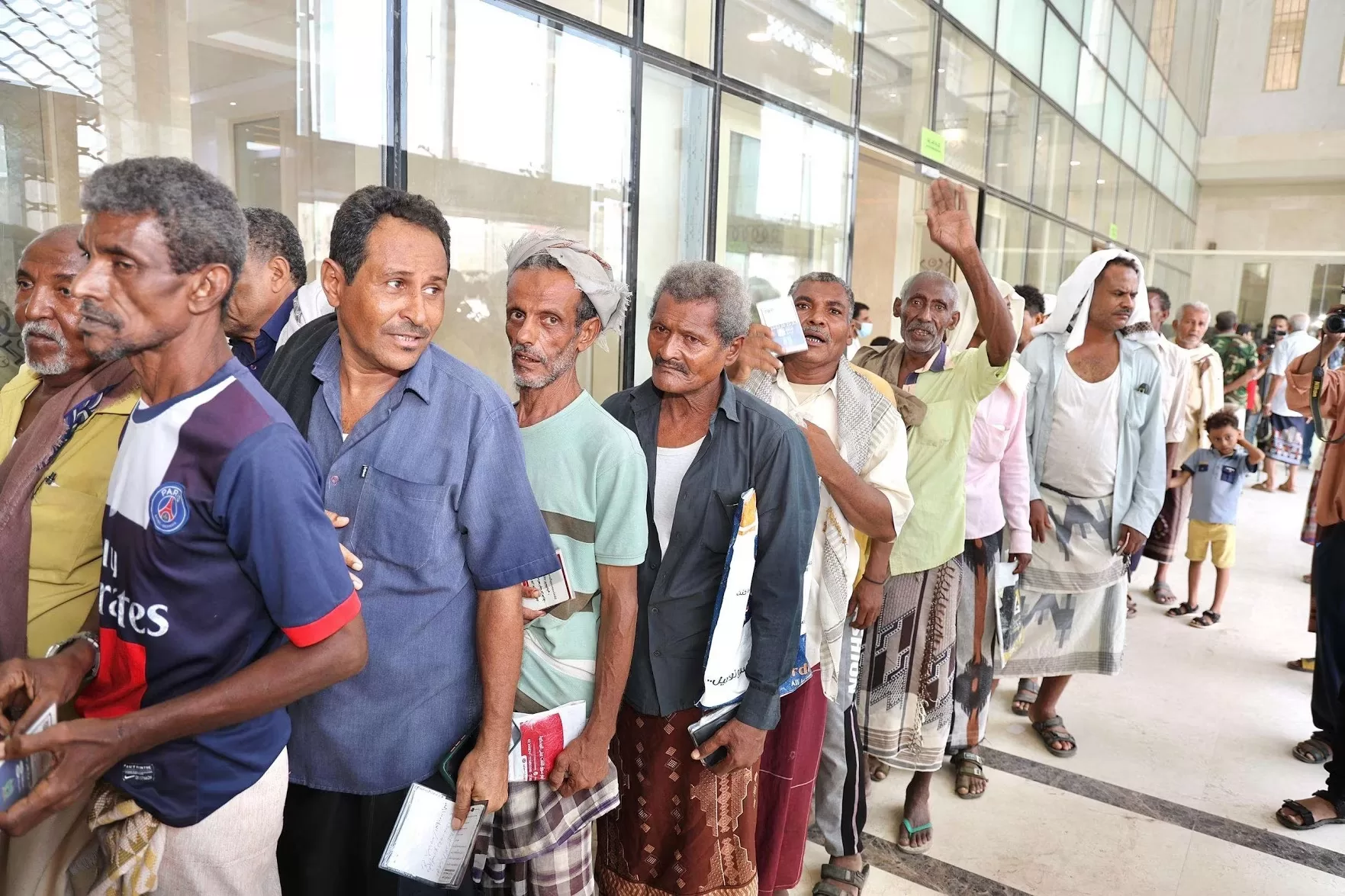 عدن تشهد نقلة نوعية في صرف رواتب المبعدين والعسكريين عبر شبكة القطيبي