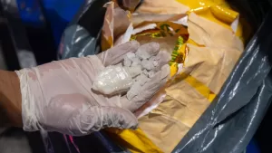 السلطات السعودية تضبط كمية كبيرة من المخدرات في منفذي البطحاء والربع الخالي وسط حملة واسعة لمقاطعة المنتجات الإماراتية