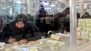 ضربة جديدة لسوق الصرافة في صنعاء: إيقاف التعامل مع شبكة هلا موني