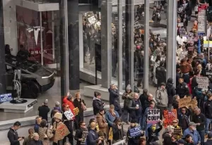 مظاهرات أمام متاجر تسلا في أمريكا احتجاجًا على مواقف إيلون ماسك السياسية