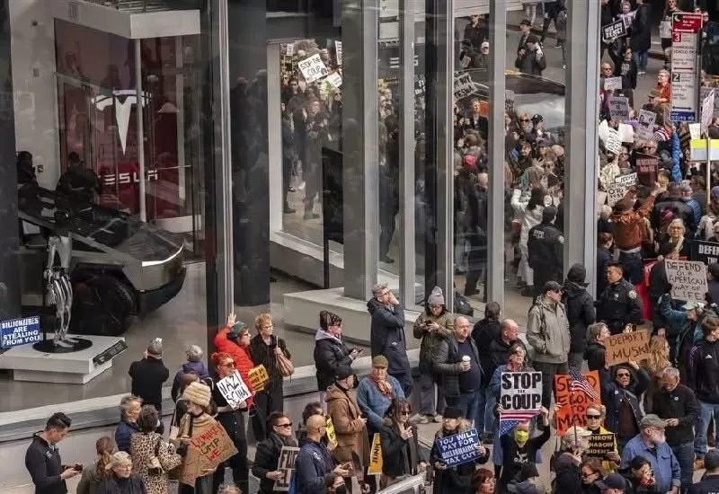 مظاهرات أمام متاجر تسلا في أمريكا احتجاجًا على مواقف إيلون ماسك السياسية