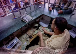 جمعية الصرافين اليمنيين توقف التعامل مع مصرف اليمن البحرين الشامل بأمر من البنك المركزي في صنعاء