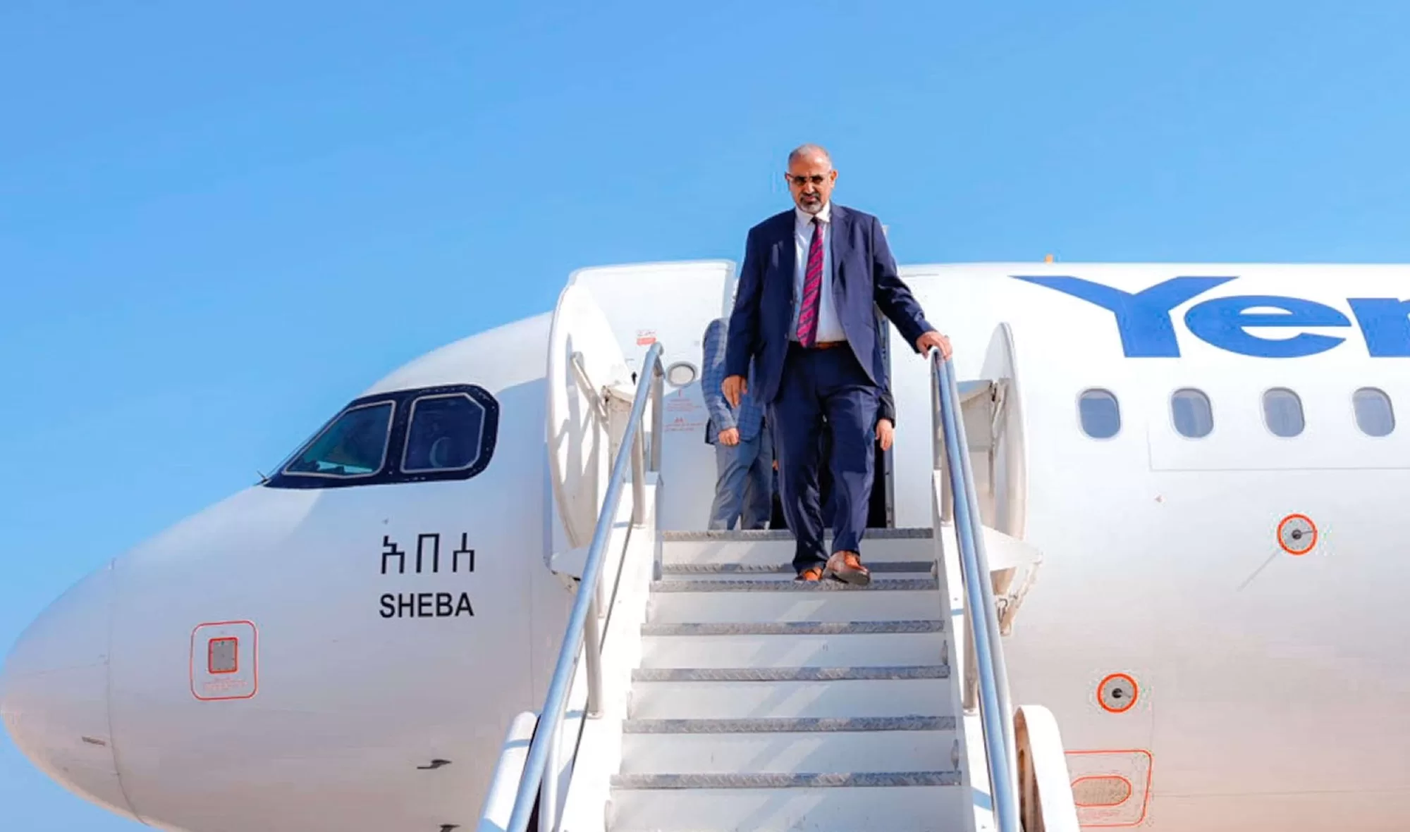 زيارة رئيس المجلس الانتقالي الجنوبي لموقع ميناء سقطرى تثير جدلاً حول الاستثمارات الإماراتية