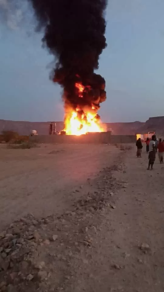 حريق مصفاة نفط في حضرموت يكشف عن عمليات تهريب واسعة للنفط الخام