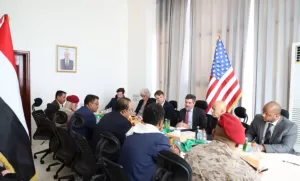 محافظ حضرموت يلتقي السفير الأمريكي ويطالب بتعزيز الدعم الخدمي والاقتصادي