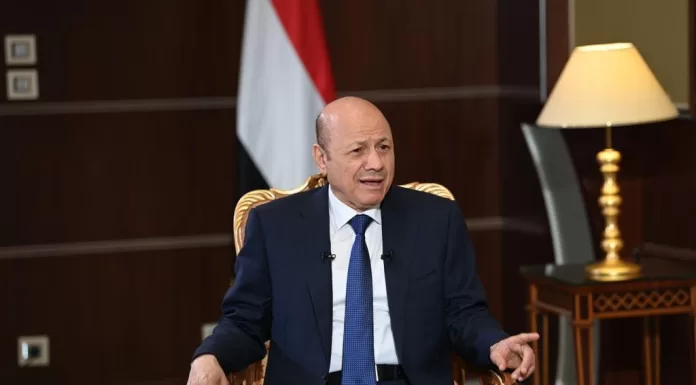 العليمي يطالب واشنطن بدعم عاجل لإنقاذ الاقتصاد اليمني المنهار