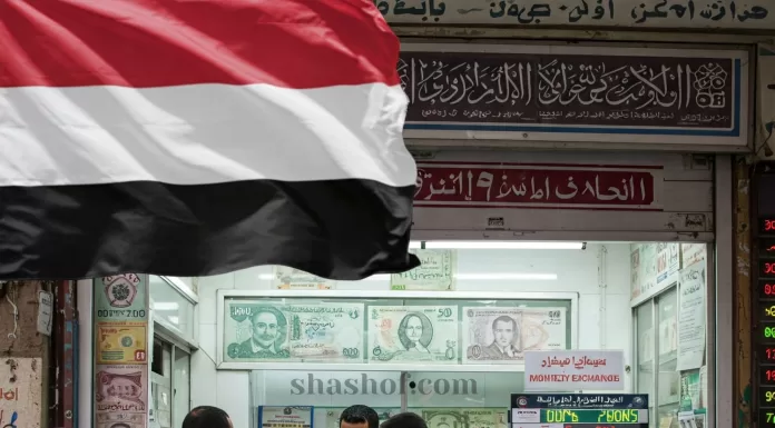 انهيار متسارع.. اسعار صرف الريال اليمني مقابل العملات الأجنبية في عدن وصنعاء
