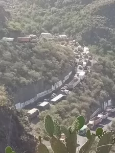 إغلاق طريق حيوي في اليمن: نقيل سمارة يواجه تعطلاً مرورياً كبيراً الان.. الأسباب والتحذيرات