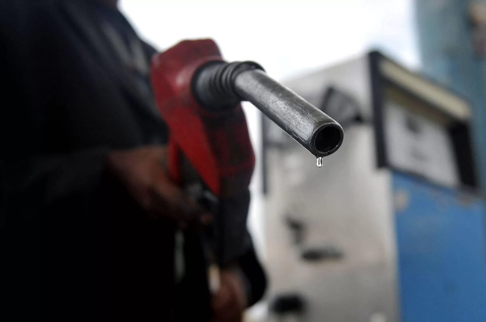 أزمة الوقود المغشوش في صنعاء مستمرة… غضب شعبي وصمت رسمي