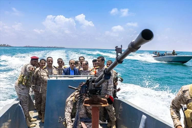 الإرياني يزور قوات التشكيل البحري بالمنطقة الخامسة ويشيد بجهوده في تأمين الجزر