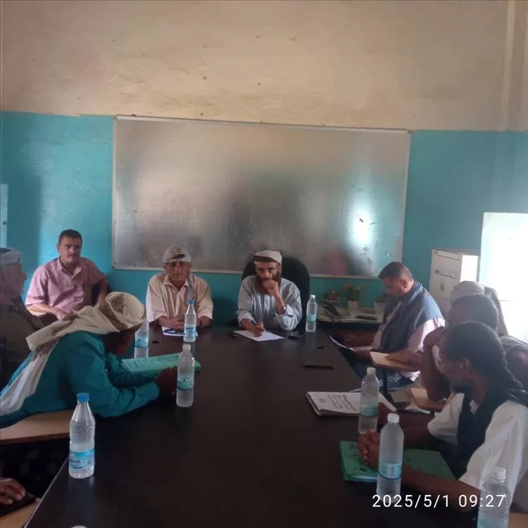 مدير التربية والتعليم طورالباحة يجتمع بمشرفي مراكز الإمتحانات .