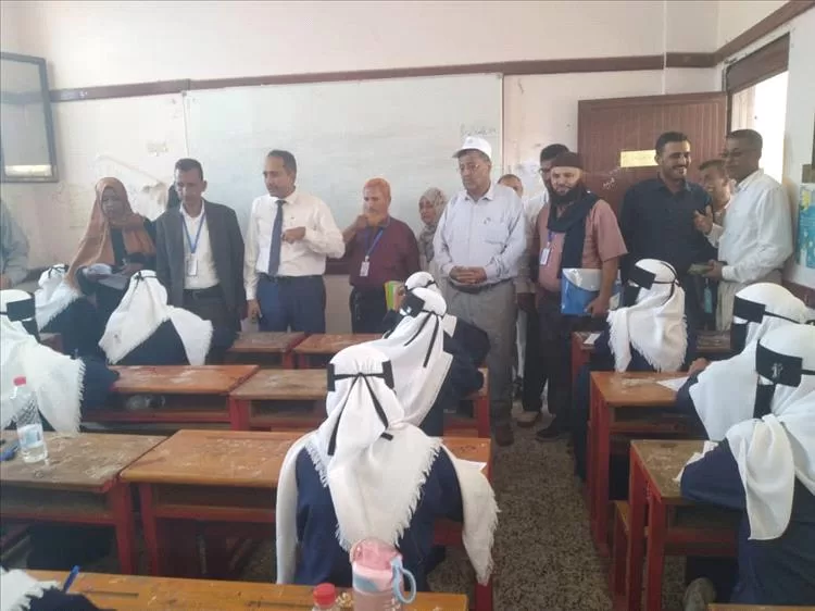 وكيل محافظة أبين ومدير التربية وفريق الاشراف الوزاري يدشنون امتحانات الثانوية العامة بزنجبار عاصمة المحافظة