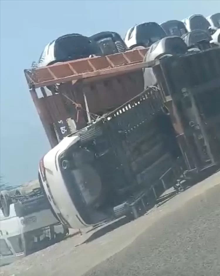 انقلاب قاطرة محمّلة بسيارات طابقين عند مدخل عدن دون تسجيل إصابات