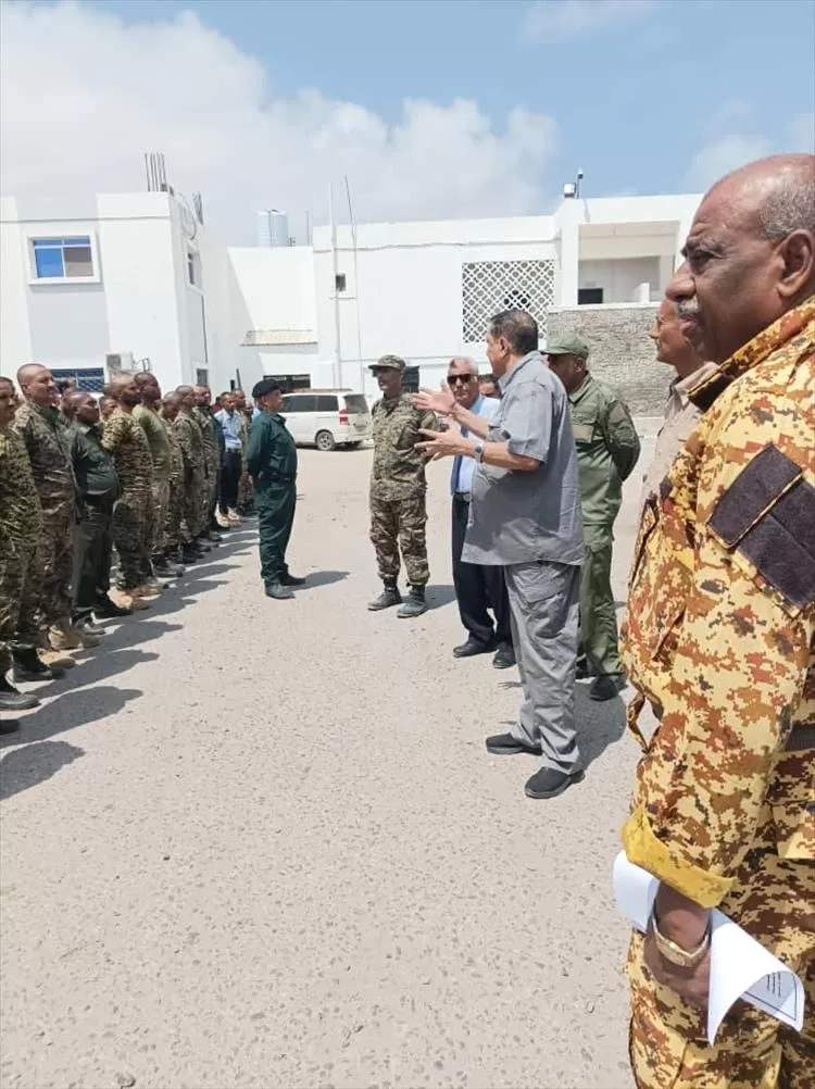 مدير أمن عدن يلتقي بالدفعة التدريبية ويؤكد على أهمية الاستفادة من العلوم الشرطوية والقانونية