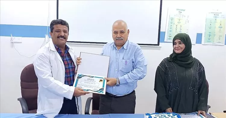 مدير عام الصحة بعدن يكرم العاملين المتميزين في مركز الطوارئ بالتواهي بمناسبة اليوم العالمي للعمال