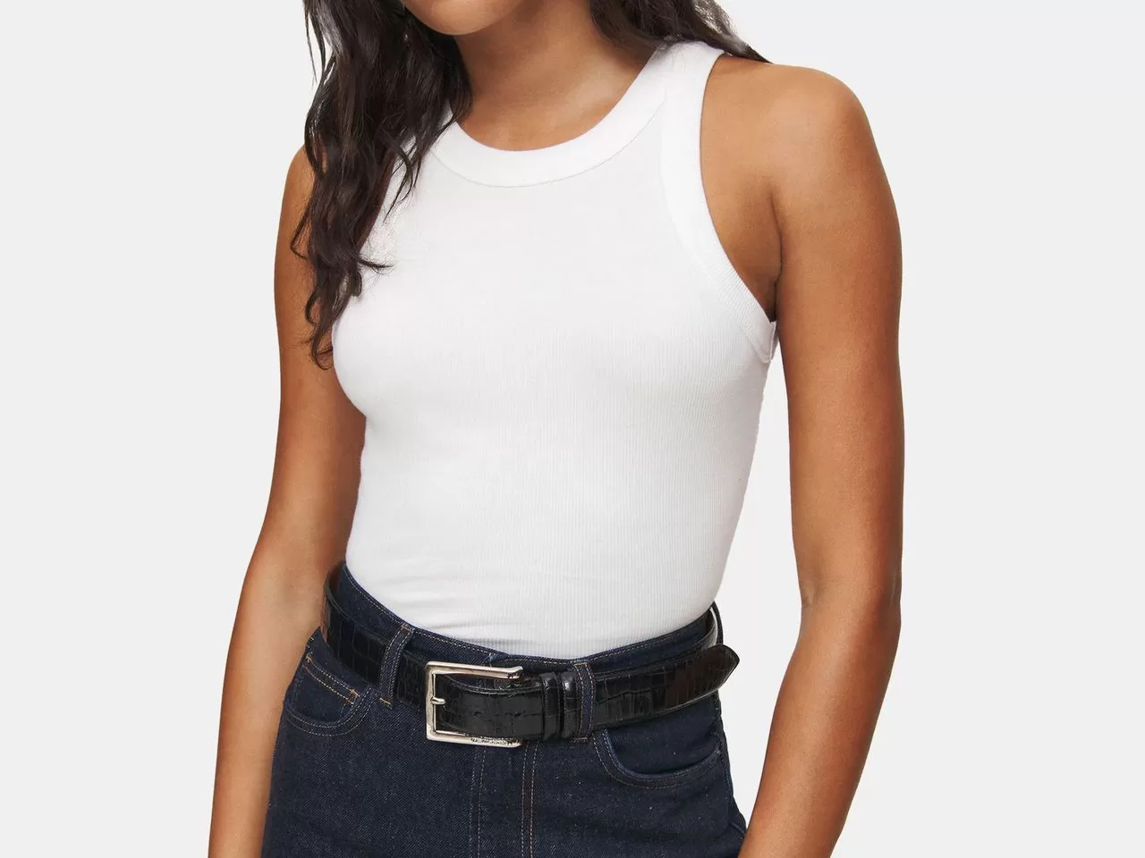 نموذج يرتدي أعلى الخزان الأبيض