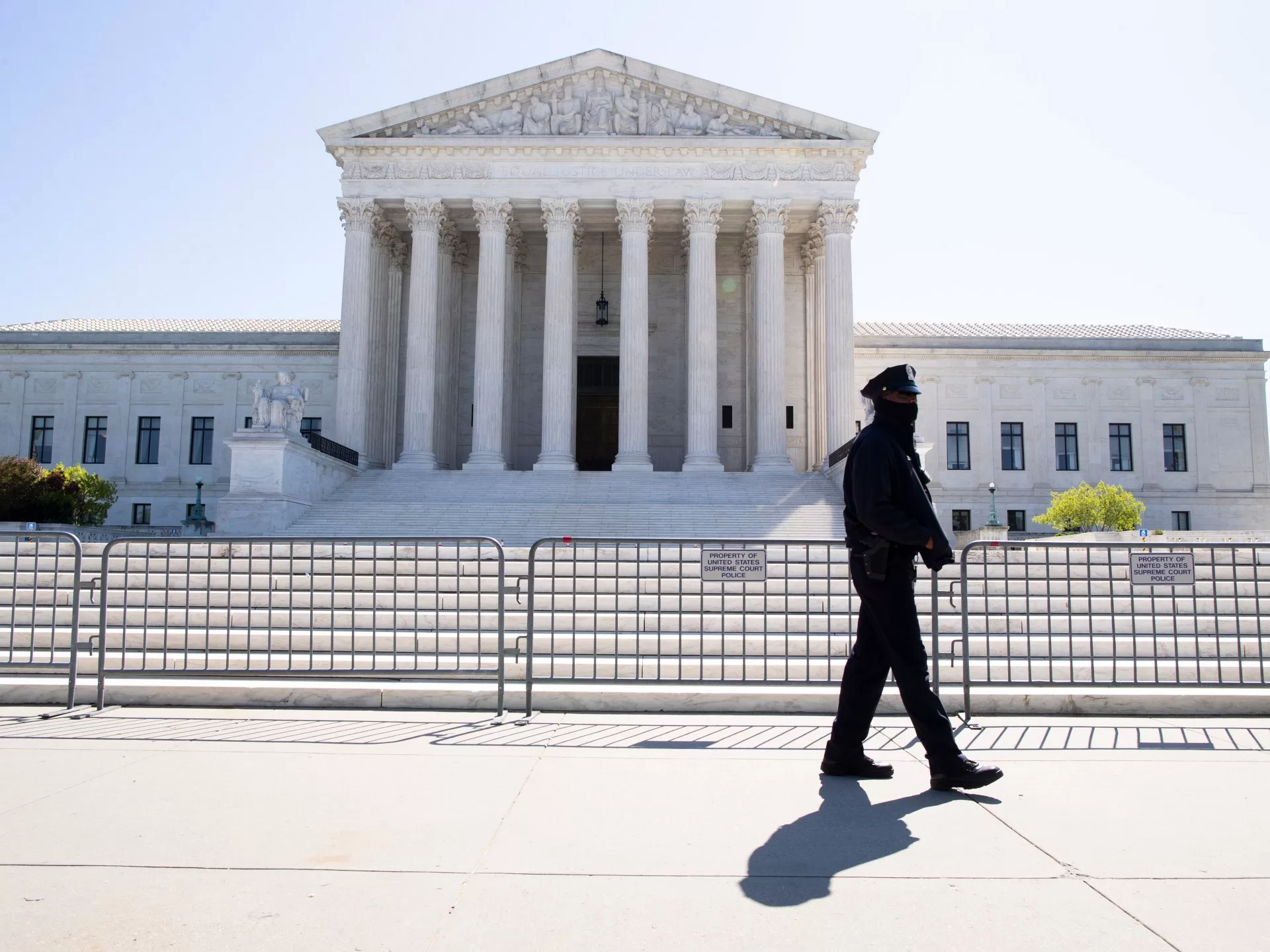 إدارة ترامب تطلب من المحكمة العليا الإذن بترحيل المهاجرين إلى دول أخرى