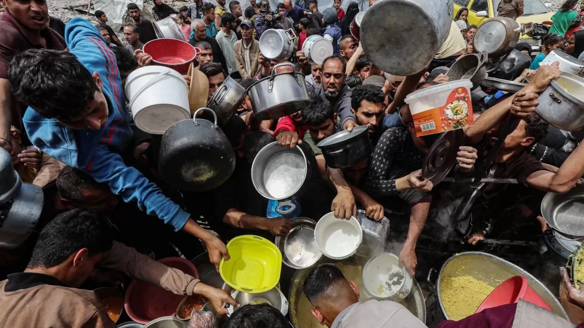 إسرائيل تسعى لتهدئة المجتمع الدولي بإقرار مساعدات محدودة، وأوروبا تتصدى