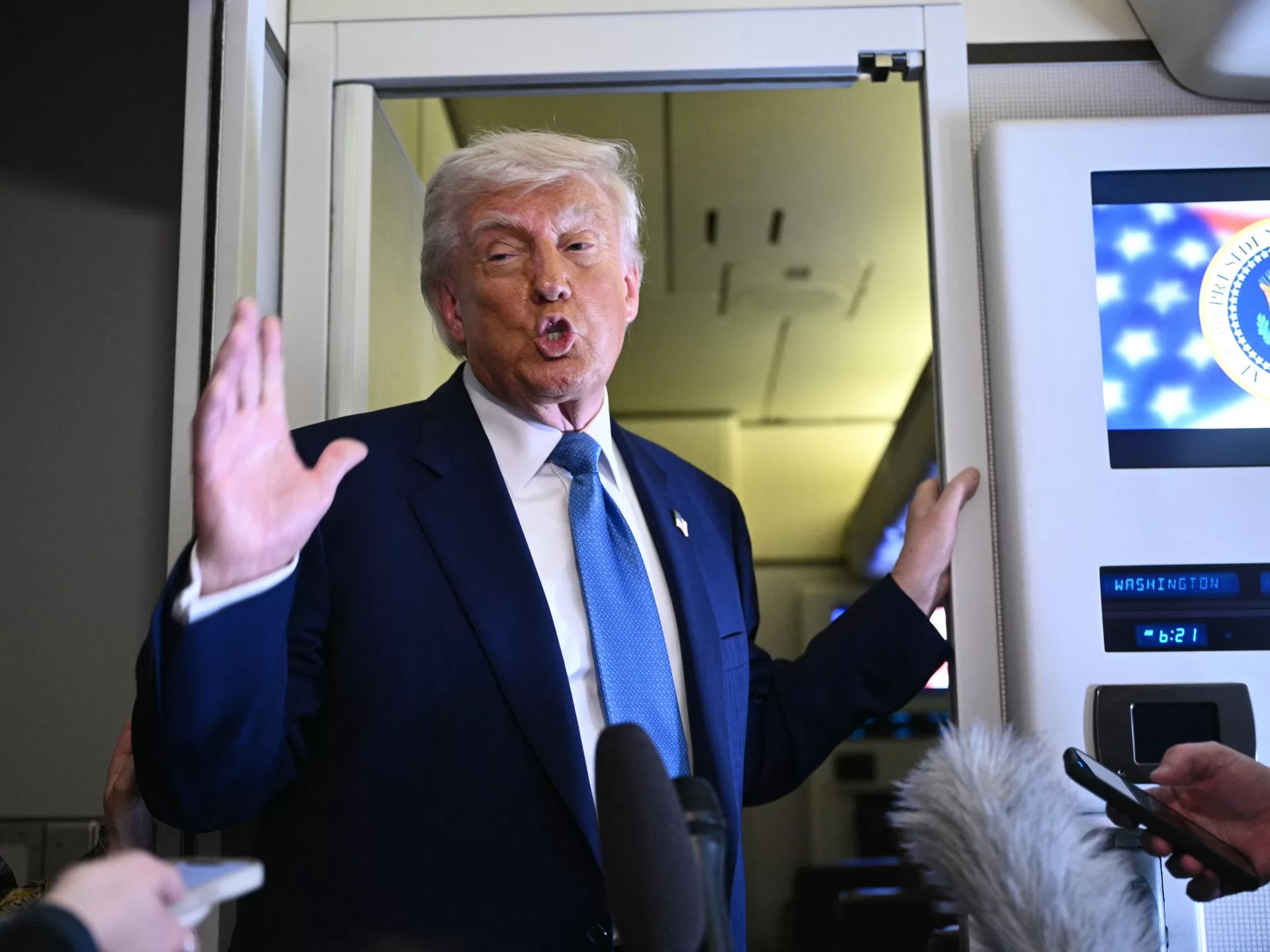 إيران تبحث ملفها النووي مع الأوروبيين وترامب يطالبها بقرار سريع