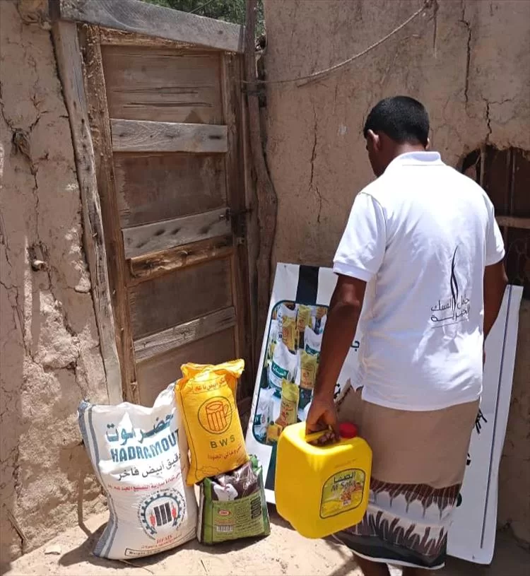 حامل المسك الخيرية تدشّن توزيع السلال الغذائية للأسر الأشد فقرًا في ميفعة ورضوم وحبان خلال العشر من ذي الحجة