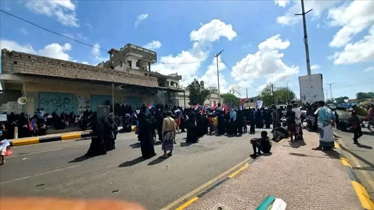 تظاهرة نسائية في أبين تُندد بتدهور الخدمات الأساسية