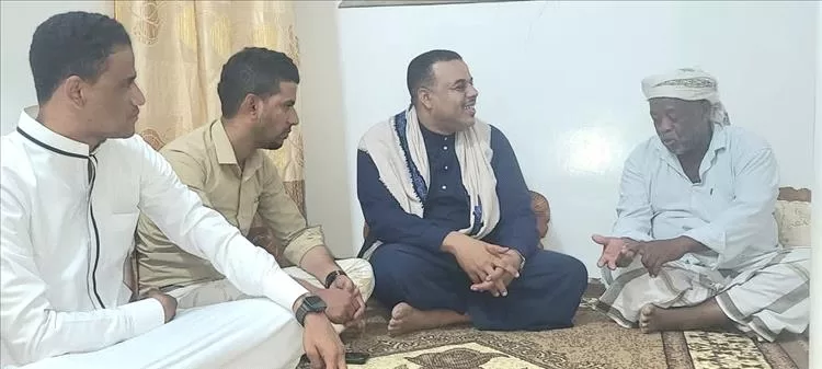 الهيئة التنفيذية بمكتب مؤتمر حضرموت الجامع بتريم تزور الشخصية النقابية والعمالية صبري مبارك جابر
