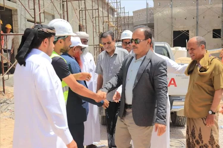 الوكيل العامري يتفقد عدداً من المشاريع التنموية في مديرية القطن