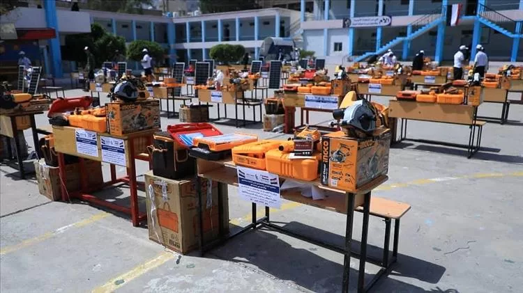 تسليم مشاريع التمكين الاقتصادي لطلاب وطالبات معهد "احتراف" من أسر الشهداء والجرحى والأسرى في تعز