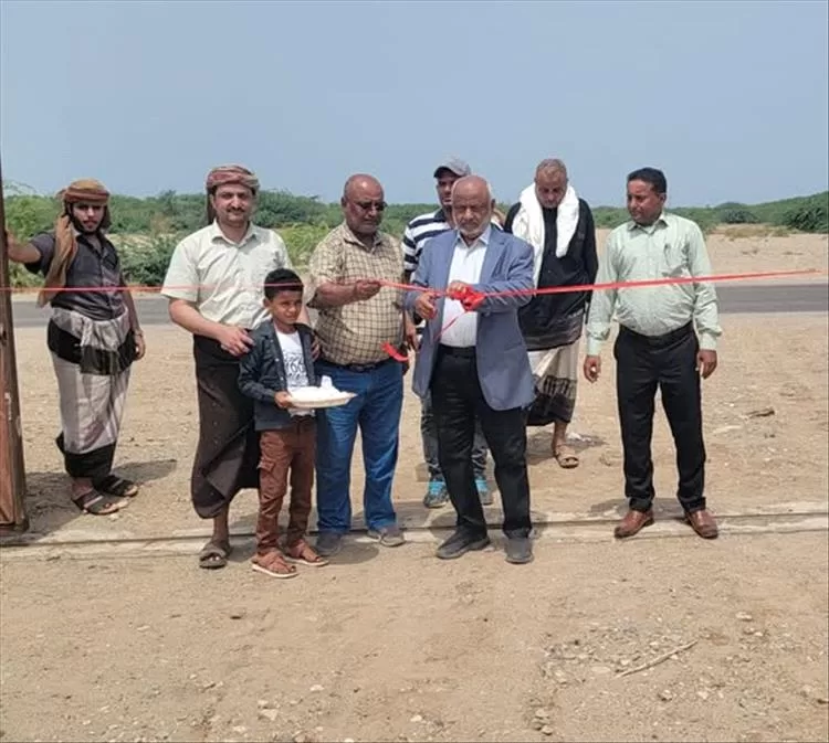 محافظ الحديدة يدشن العمل في شركة "بمن توداي" لتموين السيارات بالغاز في الخوخة