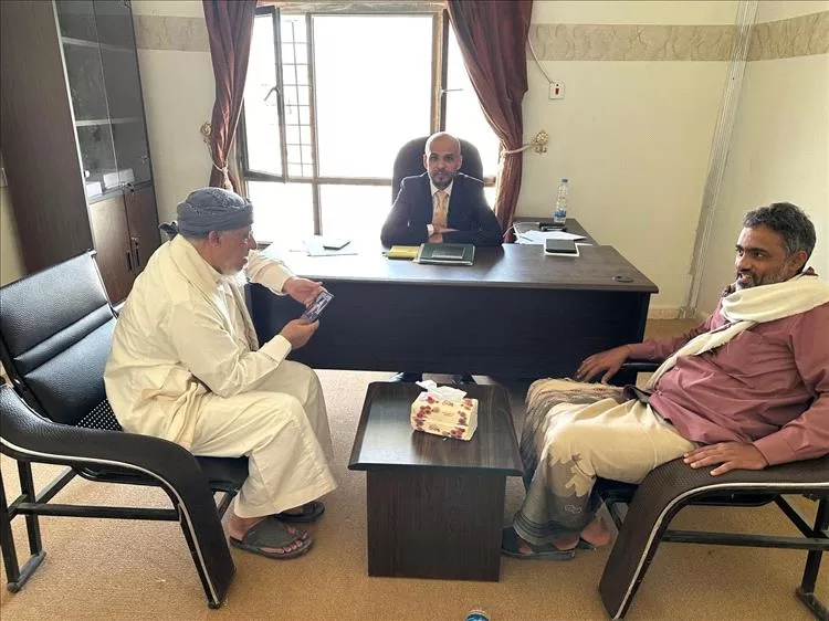 مدير عام فرع وزارة الخارجية بشبوة يلتقي الشيخ حسين باحنحن بالعاصمة عتق