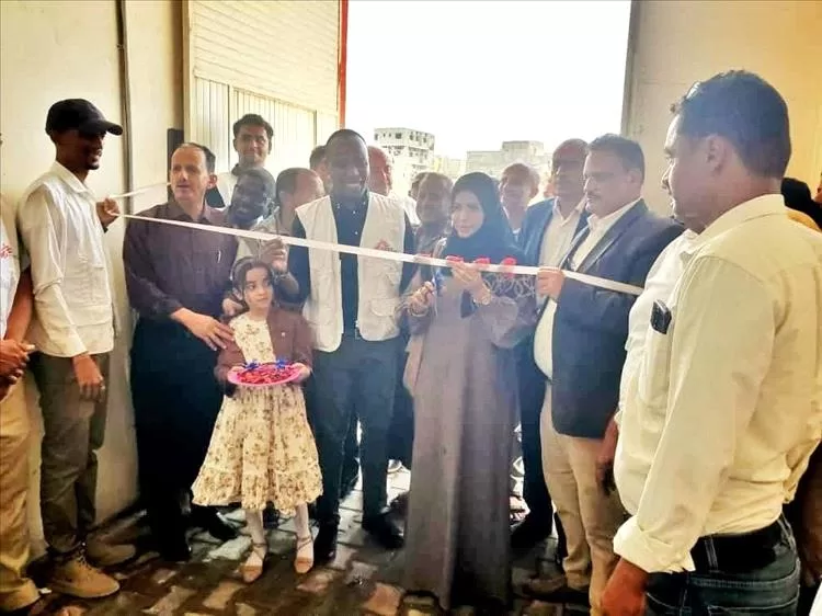 وكيل محافظة تعز تفتتح قسم الطوارئ العامة للأطفال والعيادات الخارجية بمستشفى المخا