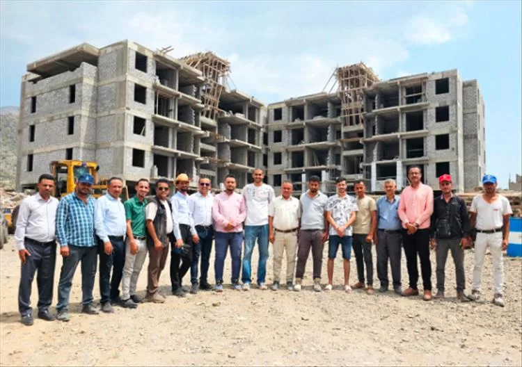 يضم 100 وحدة سكنية .. فريق إعلامي يزور مشروع "مجمع التضامن السكني" في تعز