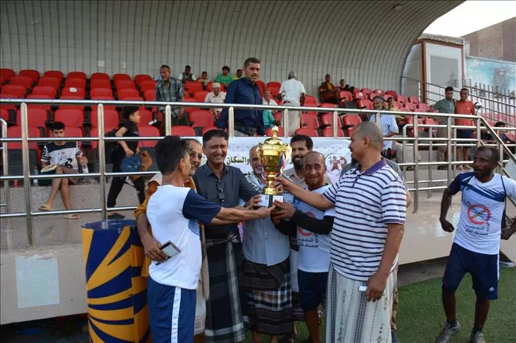 عدن تحتفي باليوم العالمي لمكافحة التبغ بمباراة ودية جمعت كوكبة من نجوم أندية الزمن الجميل