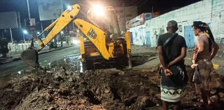 استجابة سريعة لاحتواء نواتج كسر في انبوب المياه بكريتر