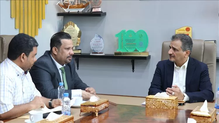 السلطة المحلية بعدن توقّع عقد مشروع إنشاء خط رئيسي للصرف الصحي مع المؤسسة الاقتصادية اليمنية