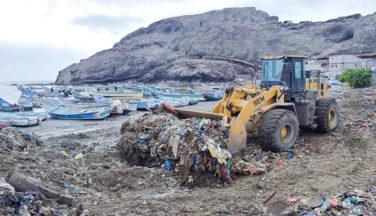 السلطة المحلية بصيرة تنفي مزاعم الاستحواذ على مرسى الصيادين وتؤكد تنفيذ حملة نظافة للموقع